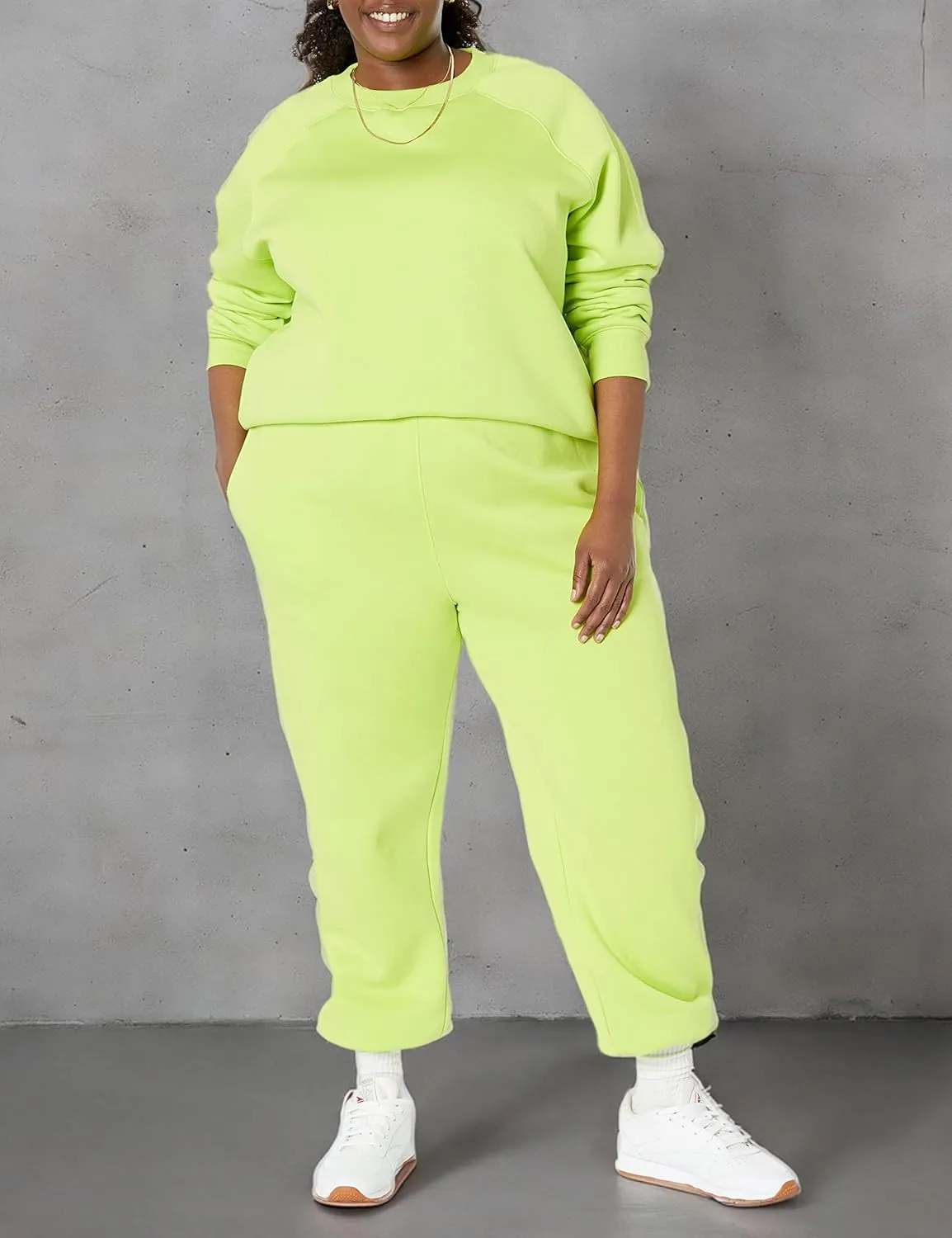Amazon Essentials Women's Relaxed-Fit Crewneck Pullover Long-Sleeve Sweatshirt (Available in Plus Size)