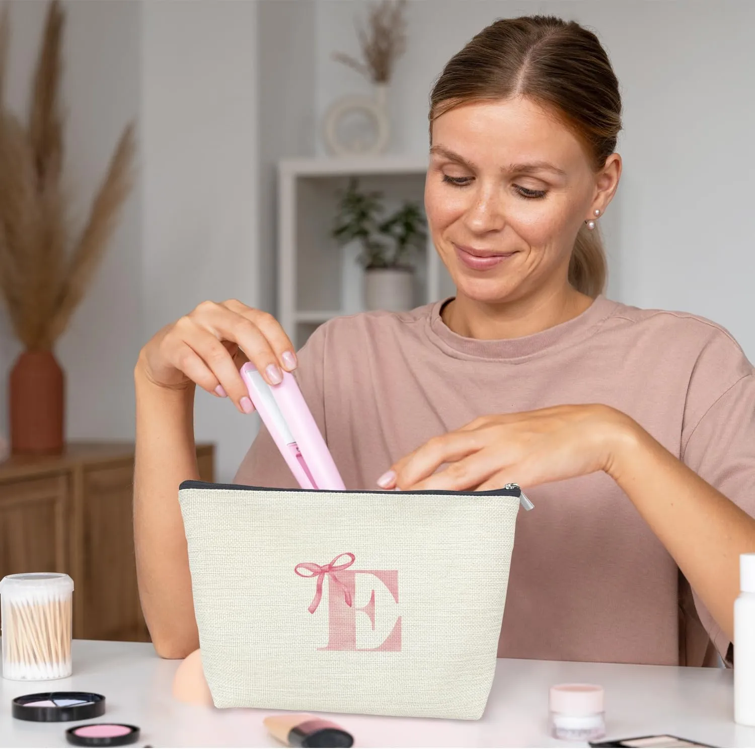 Initial Makeup Bag Letter E Monogram Makeup Bags for Women, Pink Bow Cosmetic Bag, Preppy Makeup Bag, Aesthetic Makeup Bag, Preppy Stuff, Coquette Stuff, Girly Makeup Bag, Pink Makeup Pouch